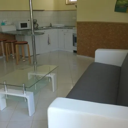 Biro Apartmanhaz Balatongyörök